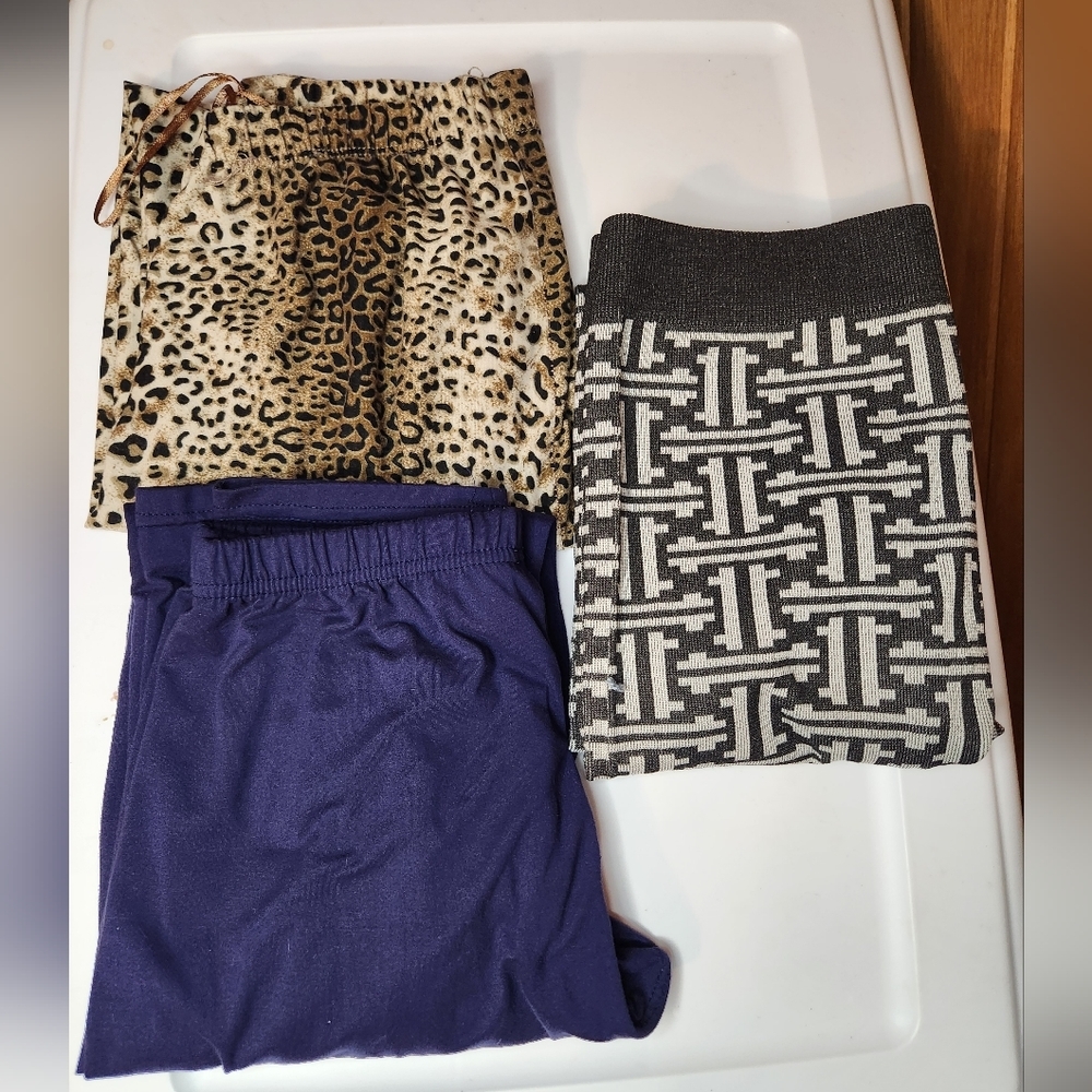3 pairs of women's medium leggings cheetah print Blue And Black And White